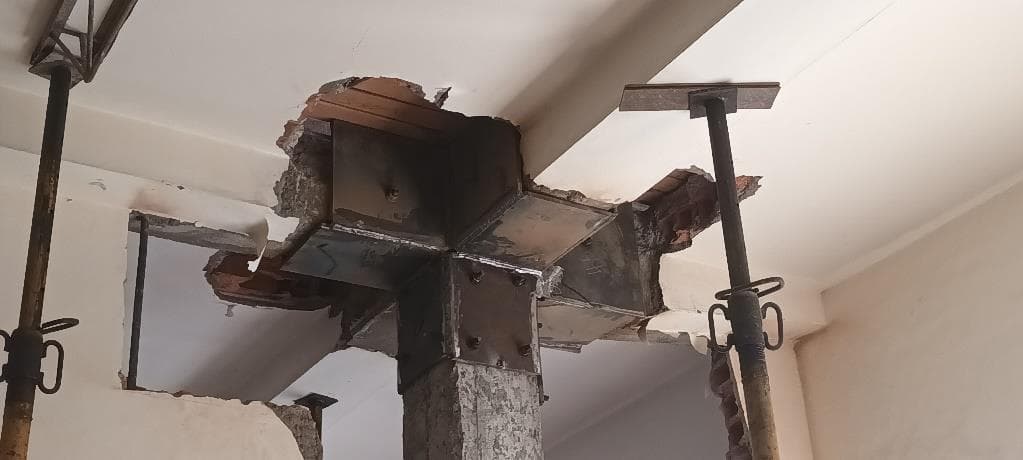 Enchaquetado en acero de un nudo viga-columna durante el reforzamiento sísmico del edificio Veka Flats